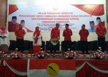 TENGKU Zafrul Tengku Abdul Aziz berkata sesuatu kepada Jahaya Ibrahim ketika hadir Persidangan Serentak UMNO Kuala Selangor di Kompleks UMNO Bahagian Kuala Selangor, Selangor, malam tadi.