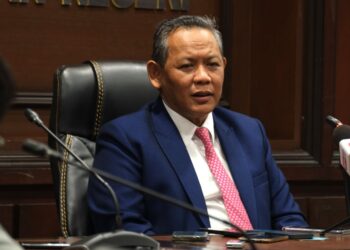 AMINUDDIN Harun dalam sidang akhbar selepas mempengerusikan Mesyuarat Mingguan Exco Kerajaan negeri di Wisma Negeri, Seremban hari ini.