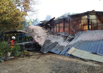 RUMAH papan didiami enam sekeluarga musnah terbakar di Jalan Bagan Tengkorak, Tanjong Karang hangus terbakar dalam satu kejadian di Kuala Selangor, Selangor, pagi tadi.