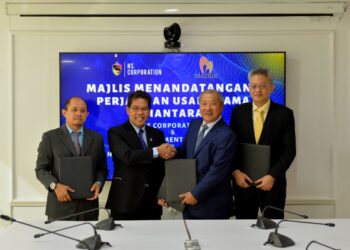 Pengasas dan Timbalan Pengerusi Eksekutif Kumpulan Matrix Concept, Datuk Seri Lee Tian Hock (dua dari kanan) bertukar dokumen perjanjian dengan Pengerusi NS Corp., Datuk Dr. Mohamad Rafie Ab Malek pada majlis menandatangani perjanjian usahasama di antara kedua belah pihak di Seremban, semalam.