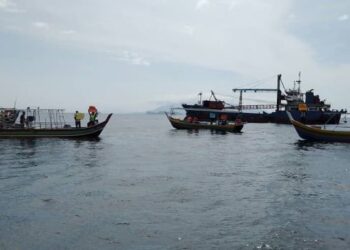 Sekumpulan nelayan mengadakan piket aman di hadapan kapal korek yang didakwa menjalankan aktiviti menyedut pasir di perairan Pulau Bidan di Yan semalam.