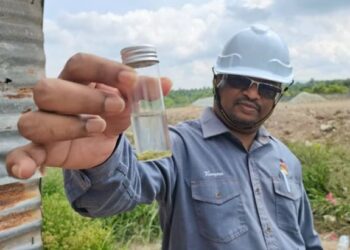 Veerapan menunjukkan sampel jentik-jentik yang diambil di sebuah tapak pembinaan kilang perabot dalam operasi di Bandar Baru Enstek, Nilai, Seremban hari ini.-UTUSAN/NOR SHAFAWATI YUP.
