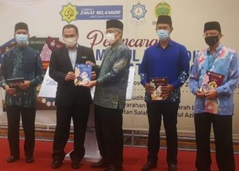 MOHD. Sabirin Mohd. Sarbini (dua, kanan) bergambar bersama Abdul Aziz Mohd. Yusof yang memegang buku modul bersama Pengarah JAIS, Datuk Mohd. Shahzihan Ahmad pada Majlis Pelancaran Modul Pendidikan Zakat Selangor di Shah Alam, Selangor, hari ini.