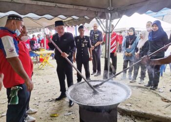 MUHAMAD Zaki Harun (tiga dari kiri) menyediakan hidangan Bubur Asyura bersama pihak persatuan polis pencen,anggota dan pegawai IPK, sempena Program Mahabbah Bubur Asyura peringkat IPK, Kota Bharu, Kelantan hari ini.-UTUSAN/ROSALWANI CHE SOH