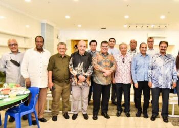 ANIFAH Aman (tiga dari kanan) bersama-sama delegasi kedutaan Arab dalam satu majlis makan tengah hari, baru-baru ini.