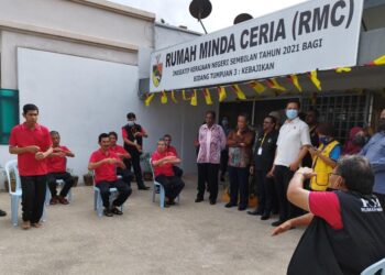 AMINUDDIN Harun (berdiri lima dari kanan) memerhatikan penghuni menjalani senaman ringan selepas merasmikan Rumah Minda Ceria di Rahang dekat Seremban hari ini.-UTUSAN/NAZARUDIN SHAHARI)