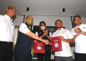 MOHD. SHAHAR ABDULLAH (tengah) menyaksikan pertukaran dokumen perjanjian antara Rosihan Zain Baharudin (dua dari kiri) dan Zulfiqar Zainudin (dua dari kanan) sambil diperhatikan oleh Mohd. Hairi Mad Shah (kanan) dan Datuk Ir. Khairil Anwar Ahmad pada majlis Menandatangani Futurise di Common Ground Iskandar Space@ Medini 6, Iskandar Puteri.