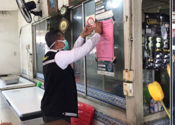 ANGGOTA penguat kuasa JKNK membuat pemeriksaan tahap kebersihan premis di sekitar Kota Bharu, Kelantan semalam.UTUSAN/IHSAN JKNK