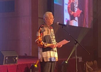 ISMAIL Sabri Yaakob menyampaikan puisi yang dinukilnya sendiri pada Malam Kemuncak Jelajah Puisi Merdeka 2022 di Hotel Royale Chulan, Kuala Lumpur. - UTUSAN/ARIF AIMAN ASROL