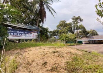 KEADAAN pagar dan papan tanda Kem PLKN Warisan Masjid Tanah, Melaka yang rosak dan dinaiki semak-samun. - UTUSAN/MUHAMMAD SHAHIZAM TAZALI