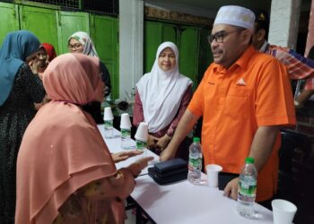 MUJAHID Yusof (kanan) sempat meluangkan masa untuk berbual mesra dengan ahli Amanah dari kalangan warga emas yang menghadiri program Ceramah Kelantan Baru di Kubang Kerian, Kelantan semalam. - UTUSAN/MUSTAQIM MOHAMED