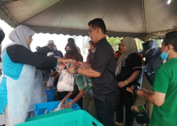 PENGUNJUNG tidak melepaskan peluang membeli ayam segar yang dijual murah pada 
Karnival TMBS DUN Kuala Berang, Hulu Terengganu, hari ini. - UTUSAN/NOOR HAYATI MAMAT