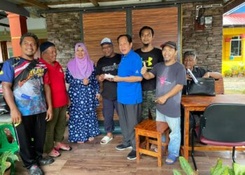 AHMAD Maslan mengaminkan doa ketika menghadiri Program Ziarah Kasih di Kampung Parit Mokhayat, Ayer Baloi, Pontian.