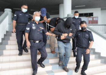 POLIS mengiringi ketiga-tiga tertuduh selepas mengaku tidak bersalah atas pertuduhan melakukan pecah amanah selepas dihadapkan ke Mahkamah Sesyen, Ayer Keroh, Melaka. - UTUSAN/RASUL AZLI SAMAD