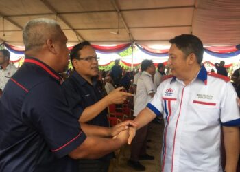 AHMAD Jazlan Yaakub (kanan) beramah mesra bersama wakil agensi yang hadir pada Program Jelajah Mini Karnival  Keluarga Malaysia Felcra Berhad 2022 di Kampung Padang Limau, Bukit Bakar, Machang, Kelantan hari ini.-UTUSAN/ROSMIZAN RESDI