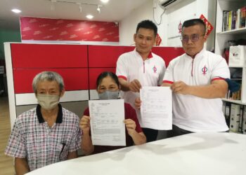 LEE (dua dari kiri) menunjukkan salinan laporan polis yang dibuat di Balai Polis Taman Pasir Putih, semalam.