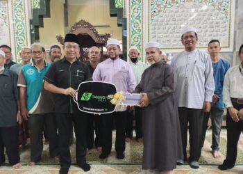 AHMAD Marzuk Shaary (tengah) melihat penyampaian replika kunci dan sumbangan Musaadah Bencana di Masjid Mukim Ar-Rahman Kampung Repek, Bachok, Kelantan hari ini. - UTUSAN/YATIMIN ABDULLAH