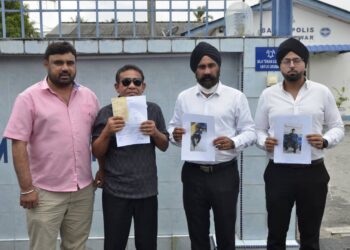 ZUELKEFLE Draman (dua dari kiri) bersama peguam menunjukkan laporan polis yang dibuat di Balai Polis Malim Nawar semalam. - UTUSAN/ZULFACHRI ZULKIFLI