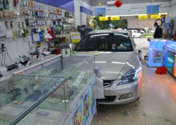 KEADAAN kereta dipandu lelaki warga emas yang merempuh sebuah kedai telekomunikasi di Hutan Melintang semalam. - UTUSAN