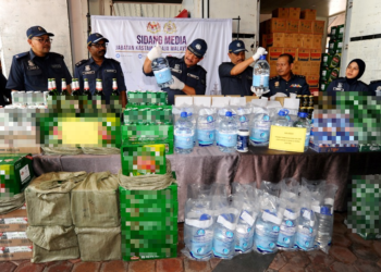 SAZALI Mohamad (lima dari kanan) menunjukkan air zamzam palsu antara barangan dagangan bernilai hampir RM5 juta yang disita pada sidang akhbar di Menara Kastam, Johor Bahru. - UTUSAN/RAJA JAAFAR ALI