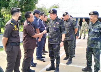 MUHAMAD Zaki Harun (kanan) bersalam dengan salah seorang pegawai Kawal Selia Padi dan Beras Kelantan yang hadir pada Majlis Serah Terima Tugas Op Wawasan Kelantan di Markas Taktikal PGA Lubok Stol Rantau Panjang, Kelantan hari ini. - UTUSAN/ROHANA ISMAIL