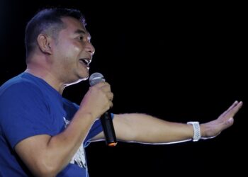 RAFIZI Ramli sewaktu berucap pada program Jelajah Trak Ayuh Malaysia di tapak parkir Stadium Tuanku Abdul Rahman, Paroi Seremban malam semalam.-UTUSAN/MOHD. SHAHJEHAN MAAMIN.