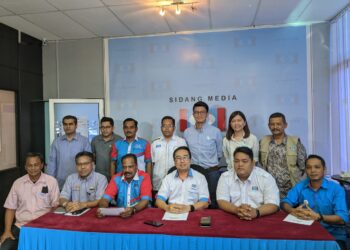 CHANG Lih Kang (depan, tiga dari kanan) bersama barisan kepimpinan Majlis Pimpinan Negeri  PKR Perak pada sidang akhbar di Ipoh hari ini. - UTUSAN/MOHAMAD HAFIZI MOHD SAID