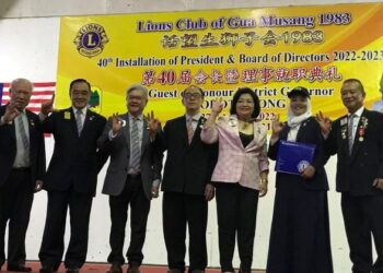 DOROTHY Ong (tiga dari kanan) bersama wakil ahli Daerah Kelab Lions Antarabangsa 308B1 di Gua Musang, Kelantan.UTUSAN/AIMUNI TUAN LAH