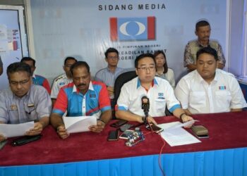 CHANG Lih Kang (dua dari kanan) bersama barisan kepimpinan MPN PKR Perak pada sidang akhbar di Ipoh hari ini. - UTUSAN/MOHAMAD HAFIZI MOHD SAID