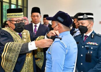 MOHD. NOORAZAM OSMAN  memeriksa uniform warden lalu lintas MBJB pada pemeriksaan barisan di hadapan Menara MBJB, Johor Bahru.