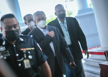 AHMAD Zahid Hamidi hadir di Mahkamah Tinggi Kuala Lumpur bagi perbicaraan kes pecah amanah, rasuah dan pengubahan wang haram dana Yayasan Akalbudi. UTUSAN/MOHD. FIRDAUS MOHD. JOHARI.
