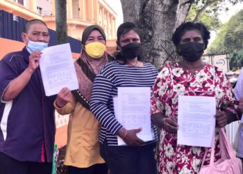 SEBAHAGIAN daripada pengawal keselamatan yang membuat laporan terhadap majikan mereka di Jabatan Tenaga Kerja di Ipoh hari ini. - UTUSAN/LIYANA RAMLI