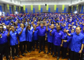 "Pilihan raya umum sudah tidak lama, Perdana Menteri sudah bagi komitmennya, tapi dia tak boleh bagi tarikh takkan dia hendak bagi tarikh sehingga dia terpaksa kata takkan saya hendak bawa tahun depan. 