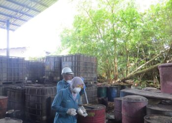 DUA anggota JAS Pulau Pinang memeriksa sebuah syarikat kitar semula buangan terjadual di Butterworth, Pulau Pinang yang dikesan tidak memiliki lesen selain beroperasi tanpa mendapat kelulusan EIA.