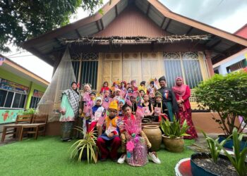 MD. Nazir Nik Ali (dua dari kanan) bergambar bersama murid-murid yang memperagakan pakaian tradisional pelbagai kaum sempena sambutan Ambang Merdeka Sekolah Tengku Budriah (STB), Arau, Perlis hari ini.- UTUSAN/MOHD. HAFIZ ABD. MUTALIB