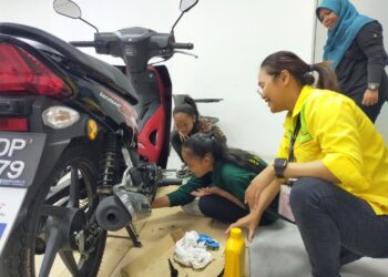 TENAGA Pengajar Bertauliah di RDS Driving Academy, Seremban, Emelda Domingo (berbaju kuning) bersama peserta Bengkel Asas Penyelenggaraan Motosikal Untuk Wanita Orang Asli di Seremban, baru-baru ini.-UTUSAN/NAZARUDIN SHAHARI.