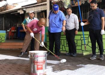 ROSNAZLI Amin (tiga kanan) melihat kerja-kerja mengecat bagi menceriakan persekitaran semasa Program Gotong-royong Zon Bersih Indah ceria di Pasar Siti Khadijah, Kota Bharu, Kelantan.UTUSAN/KAMARUL BISMI KAMARUZAMAN