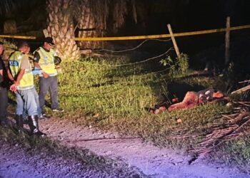 KEADAAN mayat seorang lelaki ditemukan mati dengan kesan kelar di leher dan berlumuran darah di ladang kelapa sawit, Felda Kerteh 6, Dungun, semalam. - FOTO/NIK NUR IZZATUL HAZWANI NIK ADNAN