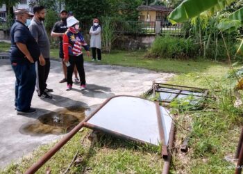 SETIAUSAHA MPK, Elya Marini Darmin (tiga, kiri) bersama wakil jabatan berkaitan membuat tinjauan di Taman Mutiara Bukit Raja di Klang, Selangor, baru-baru ini.