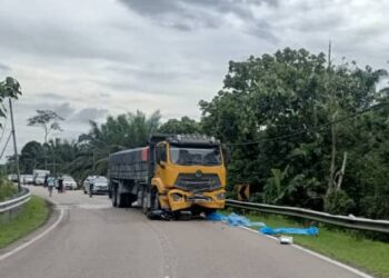 EMPAT beranak maut apabila motosikal yang dinaiki mereka hilang kawalan lalu bertembung dengan sebuah lori di Kampung Semanggar Dalam, Kota Tinggi.