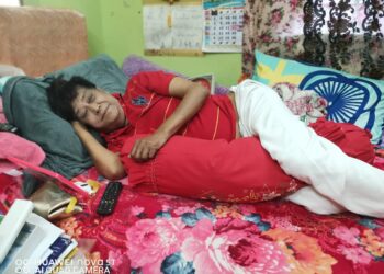 KEADAAN M. Daud Kilau yang berbaring akibat kesihatannya yang merosot ketika ditemui di rumahnya di Sungai Balai Baru, di Bagan Datuk semalam. - UTUSAN/AIN SAFRE BIDIN