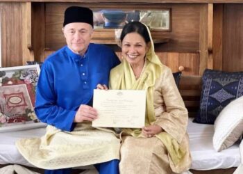 SALAMIAH Hassan bersama suaminya, Gerald Hughes.