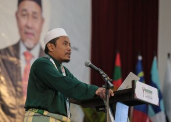 AHMAD FADHLI SHAARI
