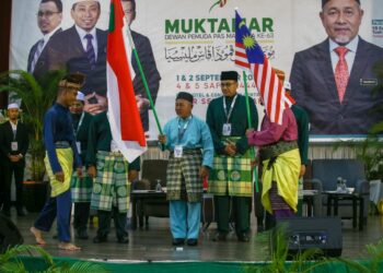 TUAN Ibrahim Tuan Man (tengah) merasmikan Muktamar Dewan Pemuda Pas ke-63 di Alor Setar hari ini. - UTUSAN/ SHAHIR NOORDIN