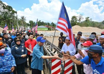 ISMAIL Sabri Yaakob bersalam-salaman bersama penduduk Kampung Iboi, Baling, Kedah, di sini hari ini. -GAMBAR IHSAN PEJABAT PERDANA MENTERI