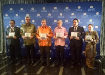 SAIFUDDIN Abdullah (tiga dari kiri) menunjukkan Kad Laporan Setahun Kementerian Luar pada sidang akhbar di Wisma Putra, Putrajaya hari ini. - UTUSAN/AMREE AHMAD
