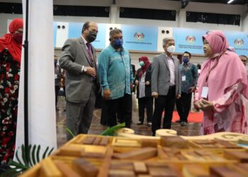 MOHD. Zahari Ismail (dua, kiri) dan wakil MTC meninjau tapak pameran program Focus Group Dialogue Wood Industrial Talk 2022 di PPSSAAS di Shah Alam, Selangor, hari ini.