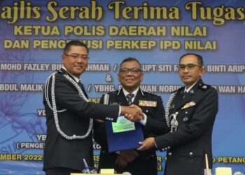 MAJLIS serah terima tugas antara Mohd. Fazley (kiri) kepada Ketua Polis Daerah Nilai yang baharu, Abdul Malik (kanan)  berlangsung di IPD Nilai, Nilai, Seremban dengan disaksikan Ketua Polis Negeri Sembilan, Datuk Ruslan Khalid.-UTUSAN/NOR SHAFAWATI YUP.