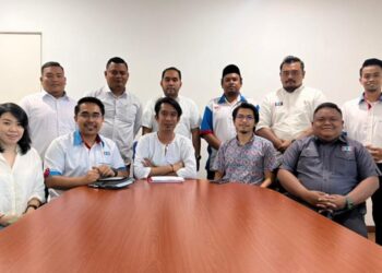 ADAM Adli Abdul Halim (baris hadapan, tengah) dan Mohamad Afif (baris hadapan, kanan) bersama Majlis Pimpinan Tertinggi (AMK) dan Ketua-ketua AMK Cabang di Negeri Sembilan dalam pertemuan baru-baru ini.