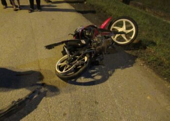 KEADAAN motosikal mangsa selepas terlibat dalam kemalangan berhampiran Ibu Pejabat Polis Daerah (IPD) Gua Musang di Bandar Baru, Gua Musang, Kelantan, semalam. - IHSAN POLIS